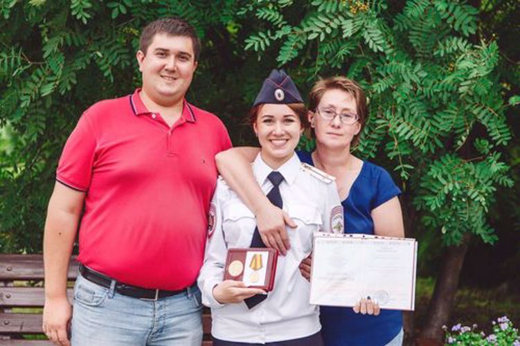 «Серебрятся погоны на женских плечах…»
