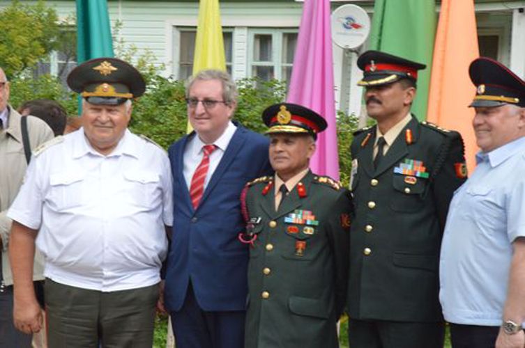 Равнение на Российский флаг!