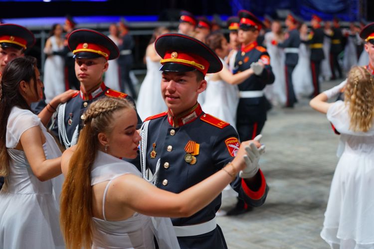 «И грянул бал! Кадетский бал!»