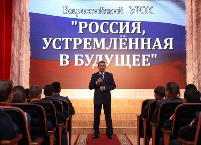 Награды и подарки из рук помощника полпреда Сергея Валенкова