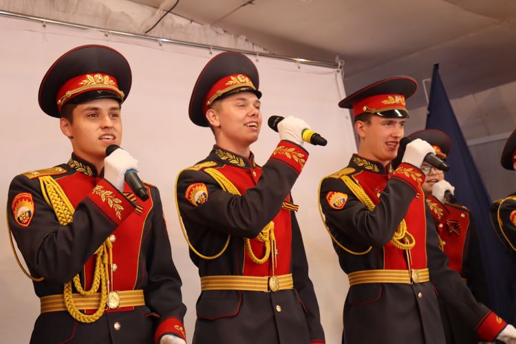 «На теплоходе музыка играет»