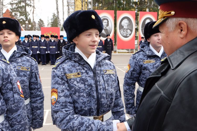 «Удостоверения кадета – вручить!»