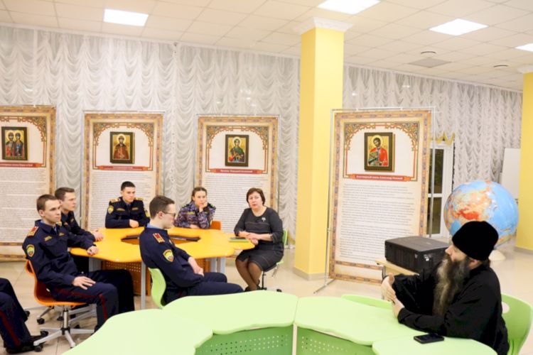 ОТ ДЕТЕЙ – ДЕТЯМ: ВЫСТАВКА ИКОН СВЯТЫХ РУССКИХ ВОИНОВ В КАДЕТСКОМ УЧИЛИЩЕ