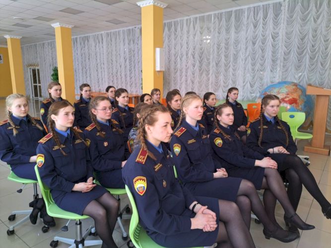 Девушки тоже готовы служить Отечеству