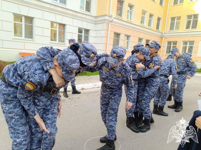 От старших — младшим