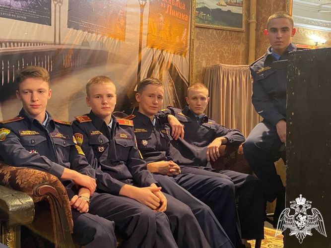 Любите ли вы театр так, как любим его мы?