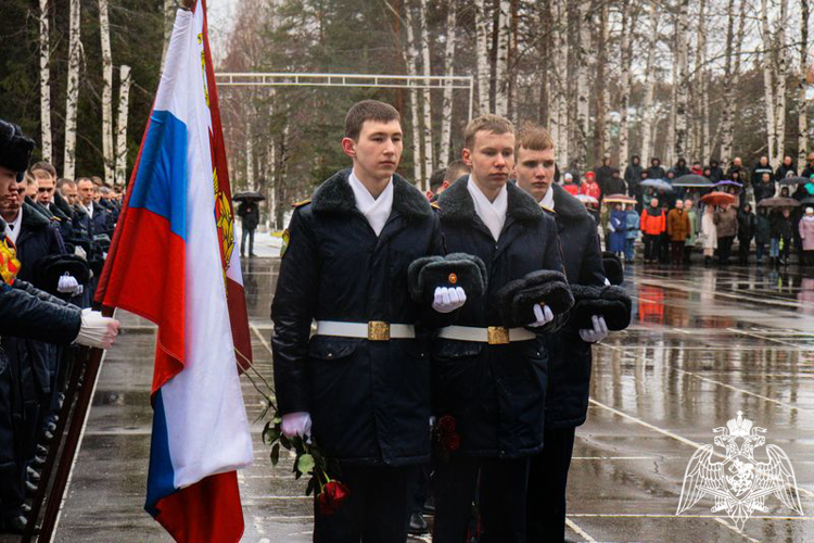 ГОРДИТСЯ ГВАРДИЕЙ ВЕЛИКАЯ РОССИЯ