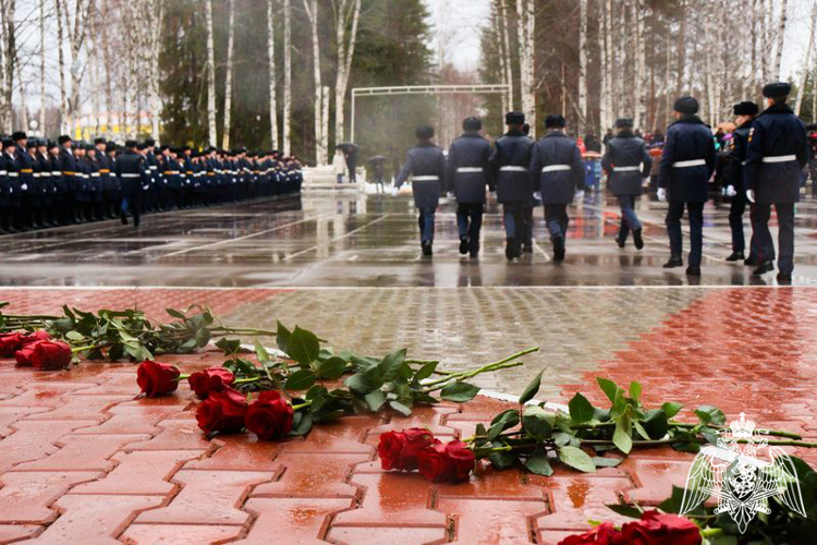 ГОРДИТСЯ ГВАРДИЕЙ ВЕЛИКАЯ РОССИЯ