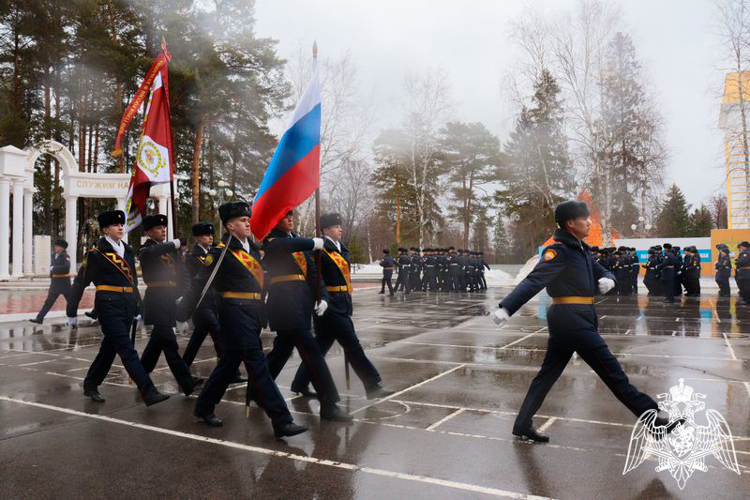 ГОРДИТСЯ ГВАРДИЕЙ ВЕЛИКАЯ РОССИЯ