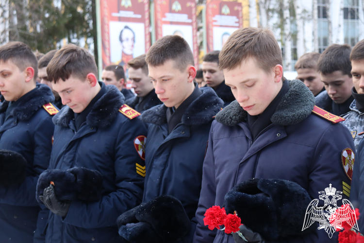 МЫ НИЗКО СКЛОНЯЕМ ГОЛОВЫ ПЕРЕД ВАШИМ БЕССМЕРТИЕМ