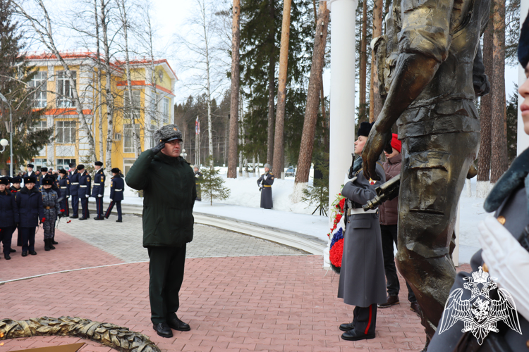 МЫ НИЗКО СКЛОНЯЕМ ГОЛОВЫ ПЕРЕД ВАШИМ БЕССМЕРТИЕМ