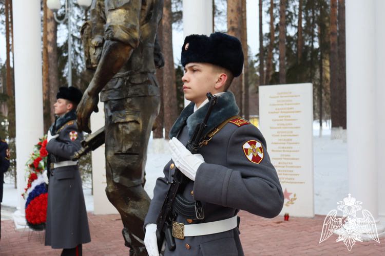 МЫ НИЗКО СКЛОНЯЕМ ГОЛОВЫ ПЕРЕД ВАШИМ БЕССМЕРТИЕМ
