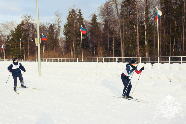 ЗАНИМАЙТЕСЬ ЛЫЖНЫМ СПОРТОМ!