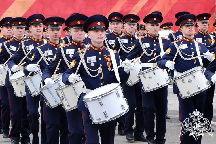 БЕЙ, БАРАБАН, НА ПАРАДЕ ПОБЕДЫ!