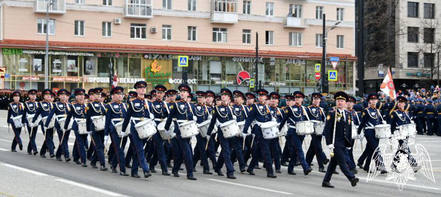 БЕЙ, БАРАБАН, НА ПАРАДЕ ПОБЕДЫ!