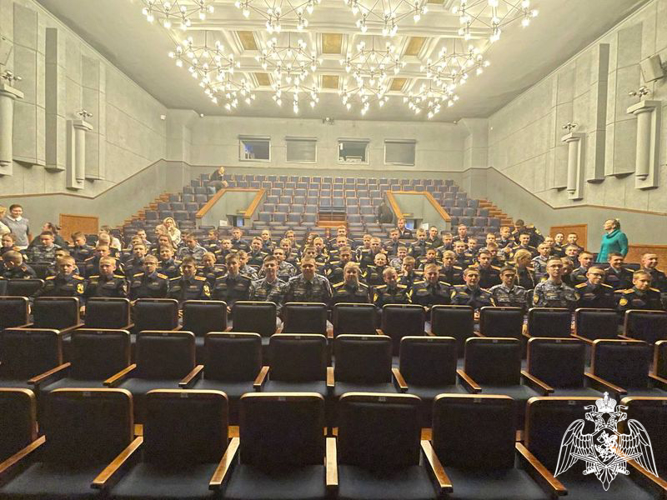 История и современность: кадеты на премьере спектакля в ТЮЗе