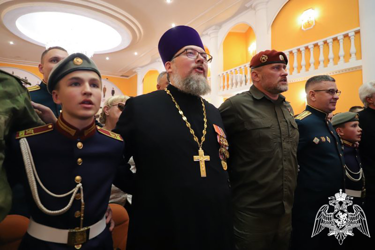 НАДЕЛ БЕРЕТ — ТЕПЕРЬ КАДЕТ!
