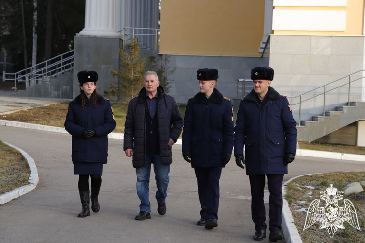 ПЕРМСКОМУ ПРЕЗИДЕНТСКОМУ КАДЕТСКОМУ УЧИЛИЩУ РОСГВАРДИИ ВРУЧЕНА КАРТИНА С ИЗОБРАЖЕНИЕМ М.И. КУТУЗОВА