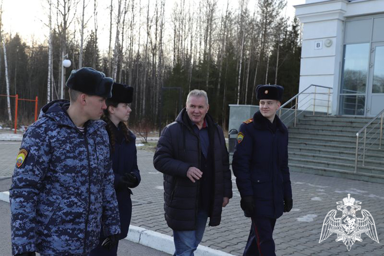 ПЕРМСКОМУ ПРЕЗИДЕНТСКОМУ КАДЕТСКОМУ УЧИЛИЩУ РОСГВАРДИИ ВРУЧЕНА КАРТИНА С ИЗОБРАЖЕНИЕМ М.И. КУТУЗОВА