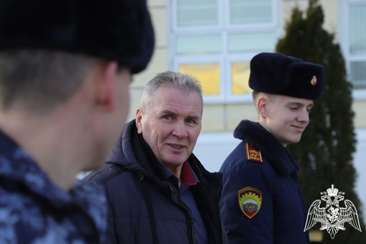 ПЕРМСКОМУ ПРЕЗИДЕНТСКОМУ КАДЕТСКОМУ УЧИЛИЩУ РОСГВАРДИИ ВРУЧЕНА КАРТИНА С ИЗОБРАЖЕНИЕМ М.И. КУТУЗОВА