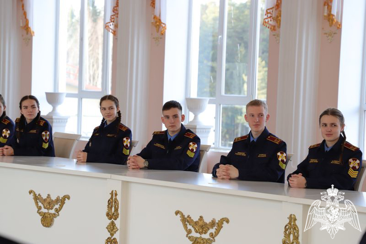 ПЕРМСКОМУ ПРЕЗИДЕНТСКОМУ КАДЕТСКОМУ УЧИЛИЩУ РОСГВАРДИИ ВРУЧЕНА КАРТИНА С ИЗОБРАЖЕНИЕМ М.И. КУТУЗОВА