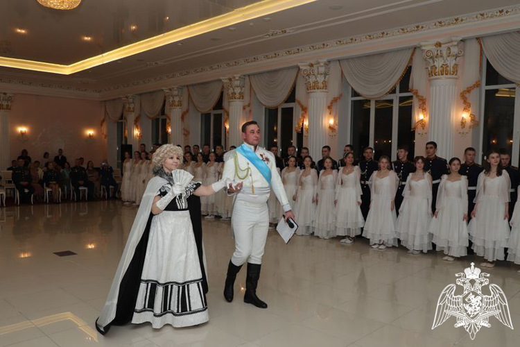 В ВЕСЕЛОМ ВИХРЕ БАЛА…