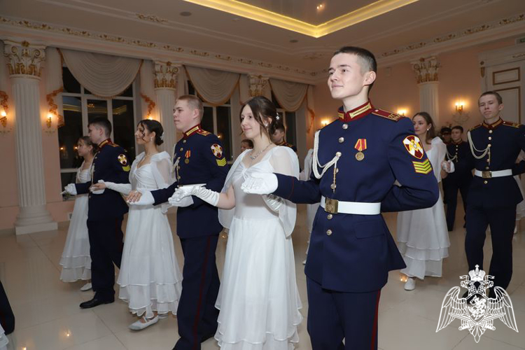 В ВЕСЕЛОМ ВИХРЕ БАЛА…