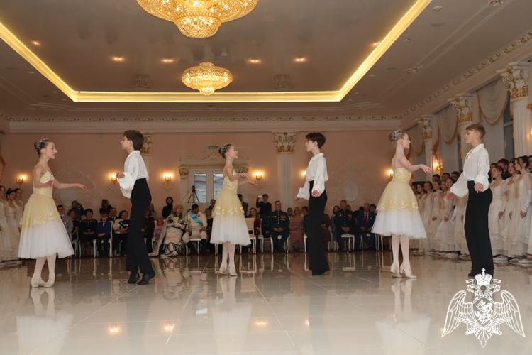 В ВЕСЕЛОМ ВИХРЕ БАЛА…