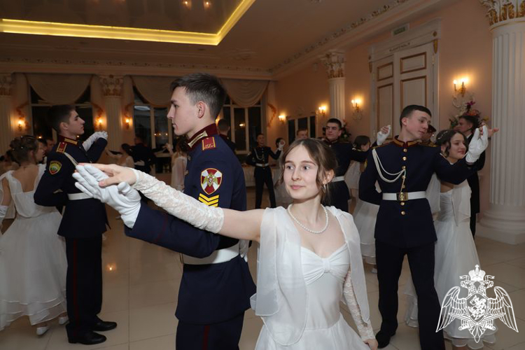 В ВЕСЕЛОМ ВИХРЕ БАЛА…