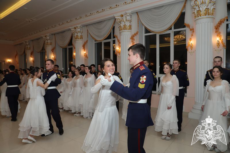 В ВЕСЕЛОМ ВИХРЕ БАЛА…