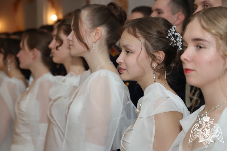 В ВЕСЕЛОМ ВИХРЕ БАЛА…
