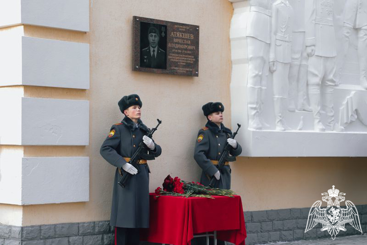 В КАДЕТСКОМ УЧИЛИЩЕ ОТКРЫЛИ МЕМОРИАЛЬНУЮ ДОСКУ, ПОСВЯЩЕННУЮ ПАМЯТИ ВЫПУСКНИКА ВЯЧЕСЛАВА АТЯКШЕВА