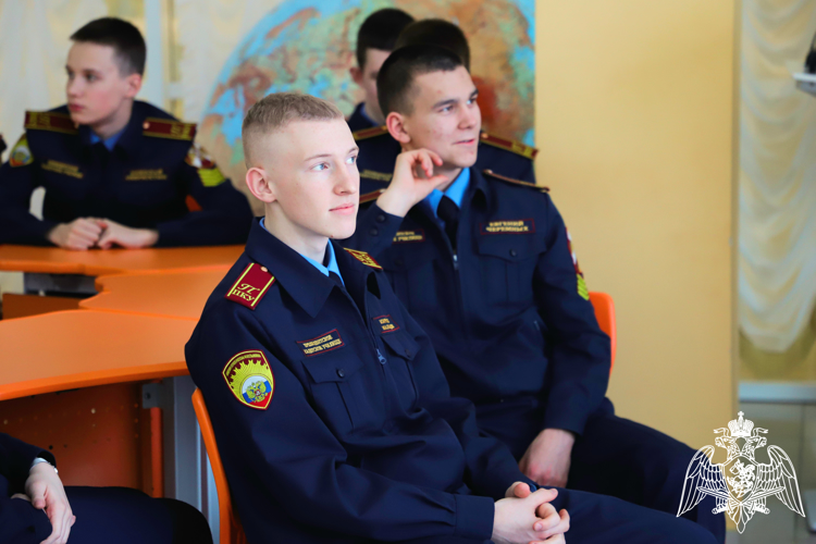 В КАДЕТСКОМ УЧИЛИЩЕ ПРОШЕЛ СЕМИНАР-ТРЕНИНГ ПО НЕОБХОДИМОЙ ОБОРОНЕ