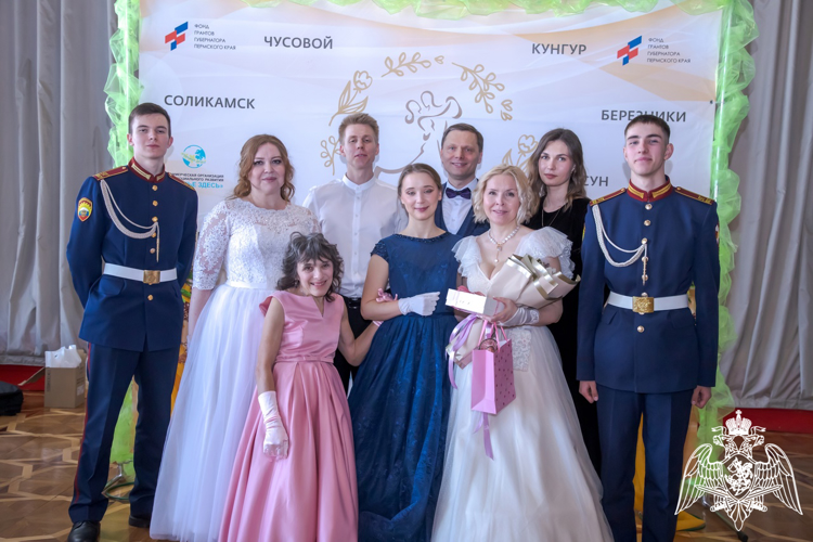 КАДЕТЫ-КАВАЛЕРЫ НА ИНКЛЮЗИВНОМ БАЛУ