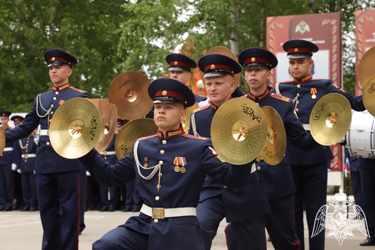 В ДОБРЫЙ ПУТЬ, ДОРОГИЕ ВЫПУСКНИКИ!