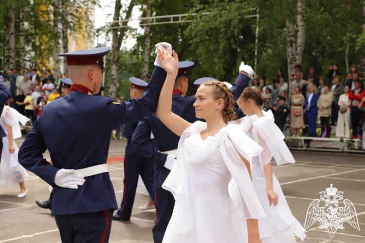 В ДОБРЫЙ ПУТЬ, ДОРОГИЕ ВЫПУСКНИКИ!