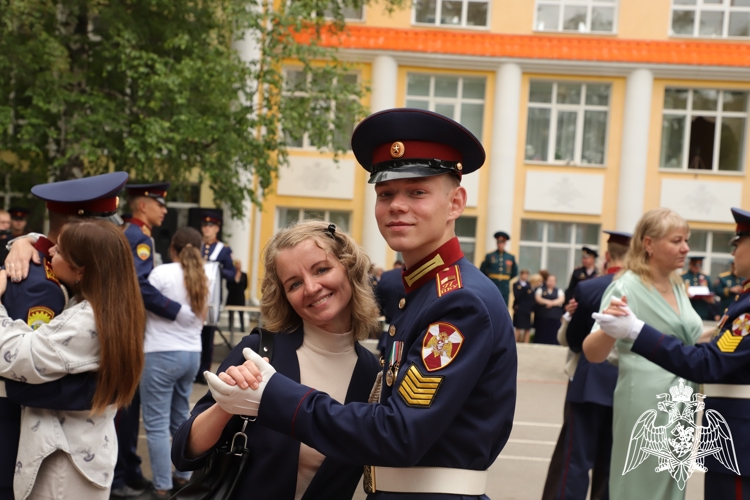 В ДОБРЫЙ ПУТЬ, ДОРОГИЕ ВЫПУСКНИКИ!