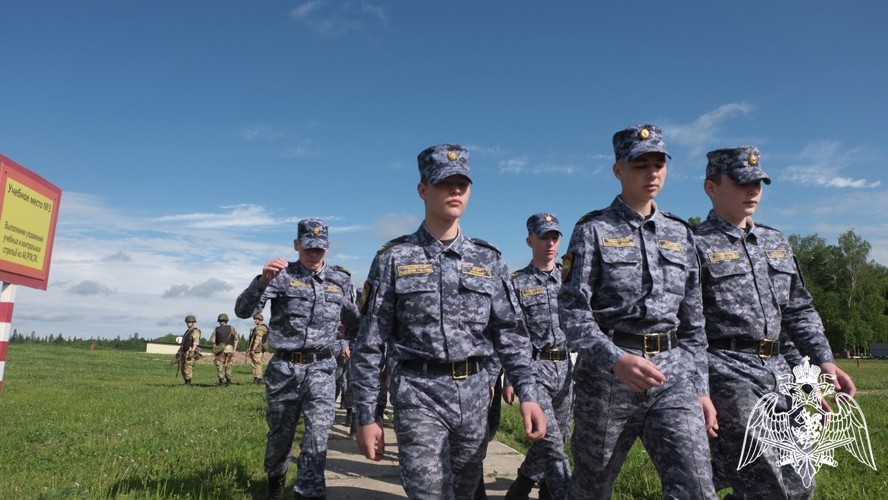 КАДЕТЫ НА ПОЛЕВОМ ВЫХОДЕ В ВОЕННОМ ИНСТИТУТЕ