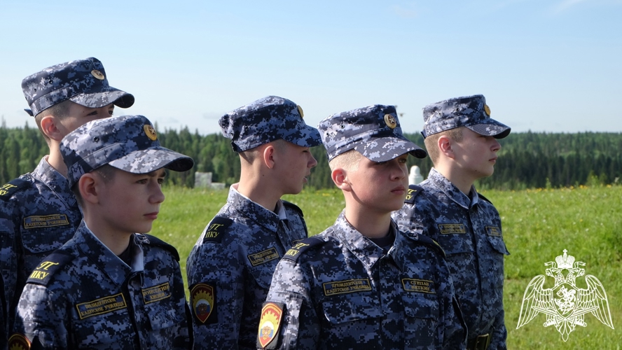КАДЕТЫ НА ПОЛЕВОМ ВЫХОДЕ В ВОЕННОМ ИНСТИТУТЕ