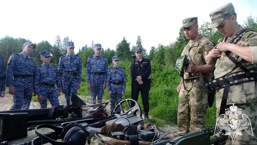 КАДЕТЫ НА ПОЛЕВОМ ВЫХОДЕ В ВОЕННОМ ИНСТИТУТЕ