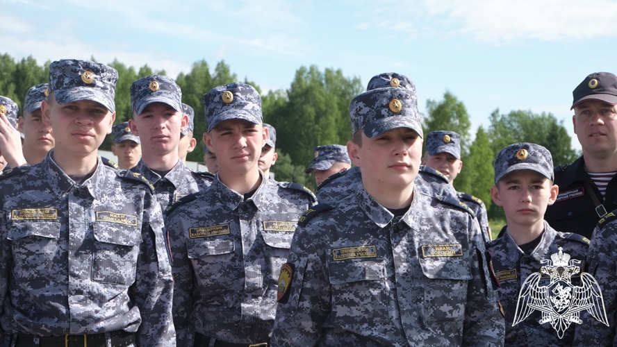 КАДЕТЫ НА ПОЛЕВОМ ВЫХОДЕ В ВОЕННОМ ИНСТИТУТЕ