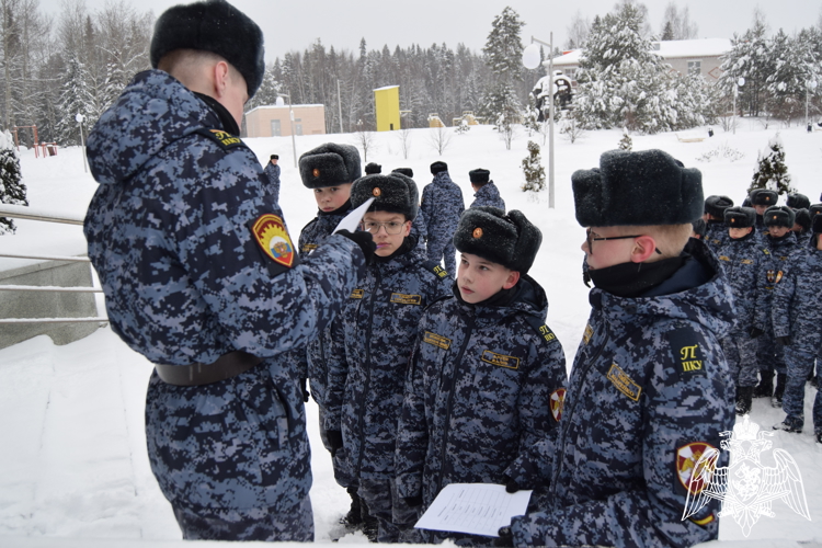 НОВОГОДНИЙ СЮРПРИЗ ОТ СТАРШИХ ТОВАРИЩЕЙ