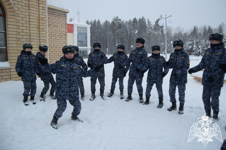 НОВОГОДНИЙ СЮРПРИЗ ОТ СТАРШИХ ТОВАРИЩЕЙ