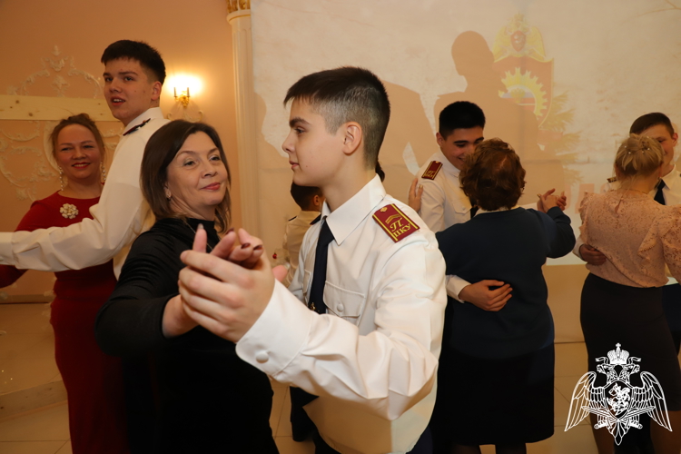 НОВОГОДНЕЕ НАСТРОЕНИЕ В КРУГУ ДРУЗЕЙ