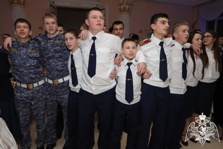 НОВОГОДНЕЕ НАСТРОЕНИЕ В КРУГУ ДРУЗЕЙ