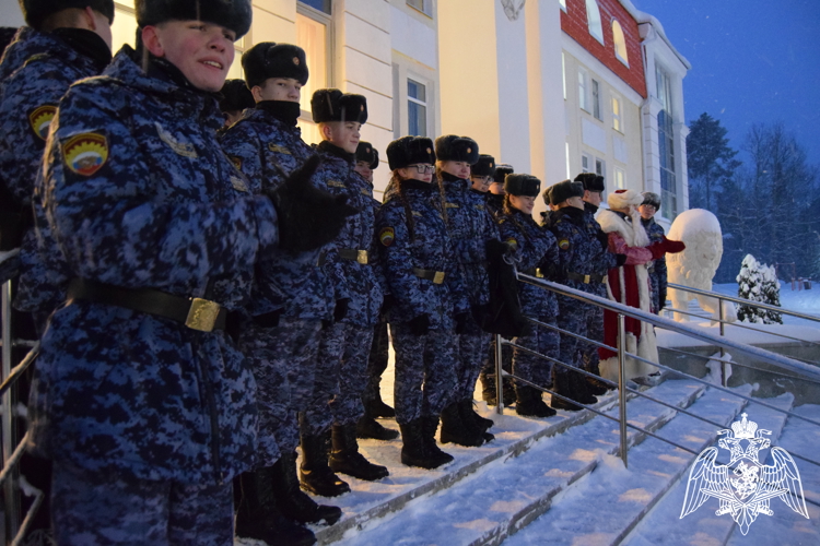 НОВОГОДНИЙ СЮРПРИЗ ОТ СТАРШИХ ТОВАРИЩЕЙ