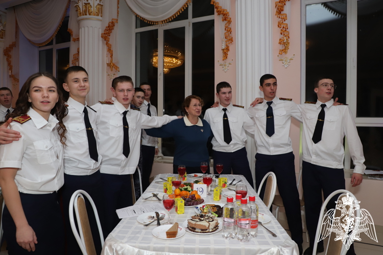 НОВОГОДНЕЕ НАСТРОЕНИЕ В КРУГУ ДРУЗЕЙ