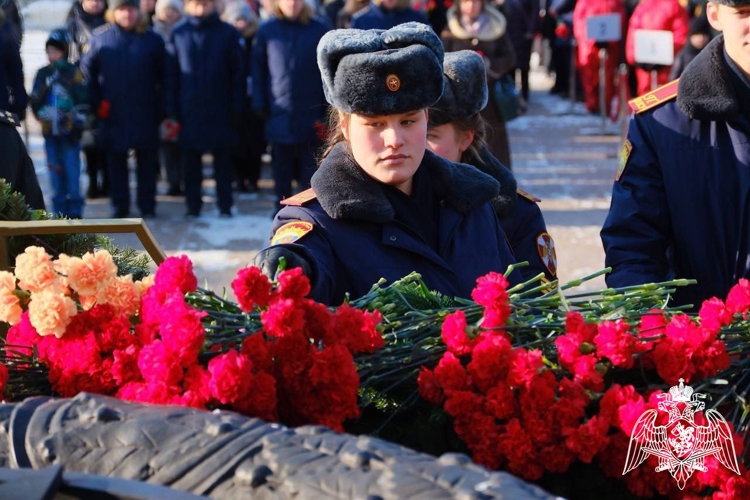 ВОЗЛОЖЕНИЕ ЦВЕТОВ В ЧЕСТЬ ЗАЩИТНИКОВ РОДИНЫ