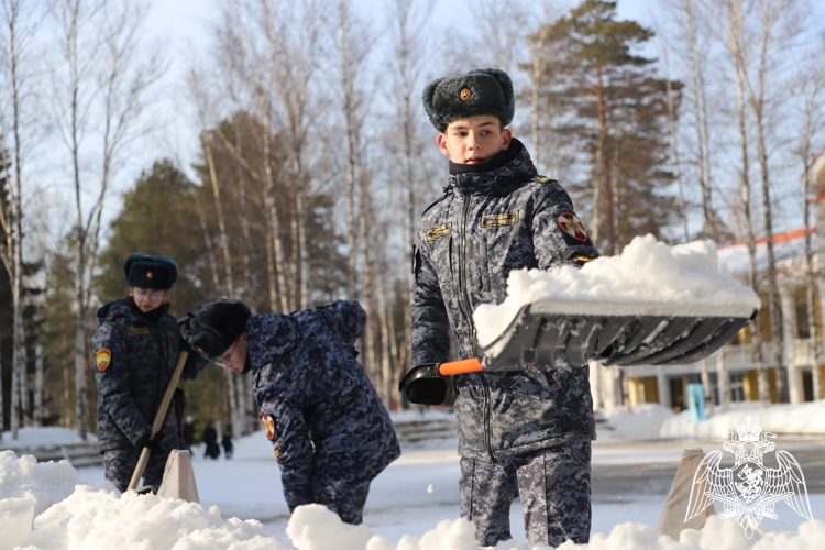 Свежий воздух и чистый двор: весна в кадетском училище