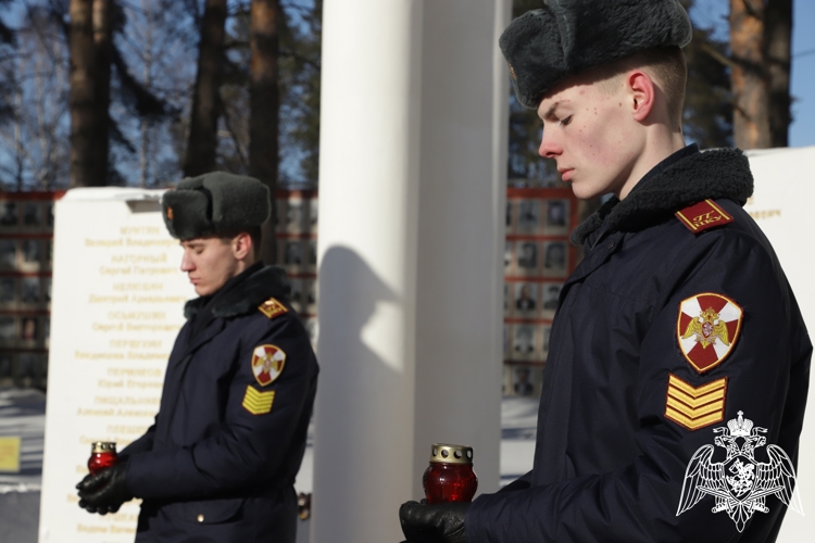 КАДЕТЫ ПОЧТИЛИ ПАМЯТЬ ГЕРОЯ РОССИИ ФЕДОРА КУЗЬМИНА